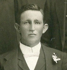 Photo of photos/Gordon Earl Mitchell wedding group 1912 Lismore crop